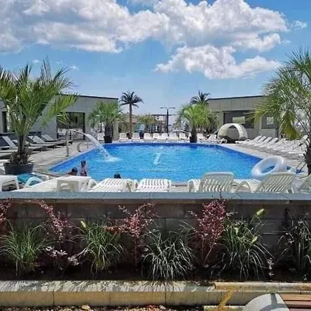 Promenada & Piscina Interioara